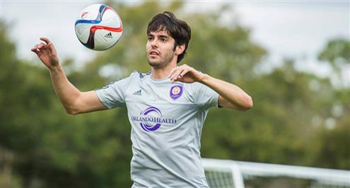 كاكا يتلقى عرضا للعودة إلى ملاعب كرة القدم